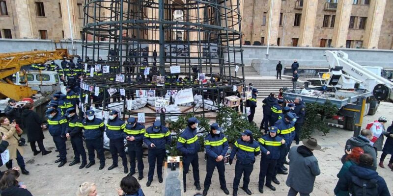 photo 2024 12 08 17 39 51 новости акция протеста в тбилиси, грузинские СМИ, нападение на журналистов, новогодняя елка