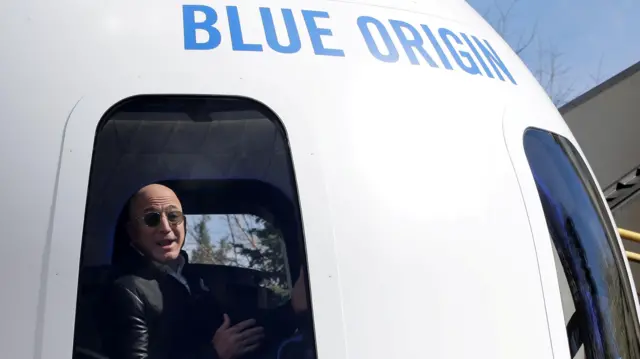 Безос в макете пассажирской капсулы Blue Origin