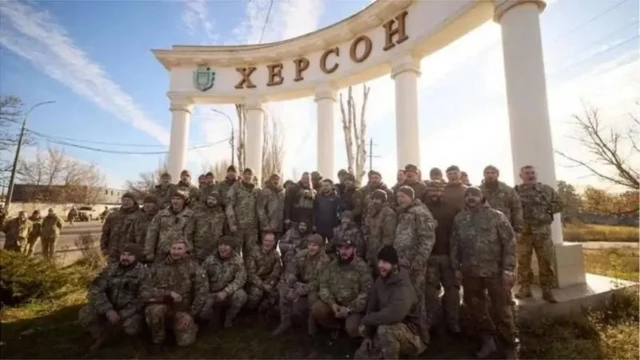 Президент Зеленский и военные ВСУ возле стелы в Херсоне