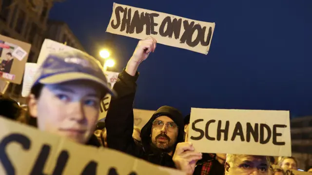 Активисты протестуют против миграционных планов консервативного кандидата в канцлеры Германии Фридриха Мерца