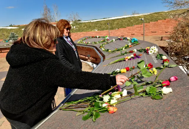 Мемориал у школы «Колумбайн»