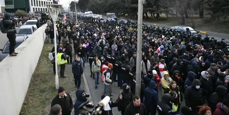 Участники акции у торгового центра Tbilisi Mall заняли часть дороги 1 321321 e1738505094244 новости Tbilisi Mall, акция протеста в тбилиси