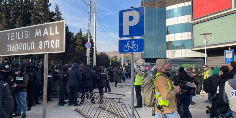 В Тбилиси у торгового центра Tbilisi Mall проходит акция протеста 1 akcia новости Tbilisi Mall, акция протеста в тбилиси, Зураб Гирчи Джапаридзе, Хатия Деканоидзе