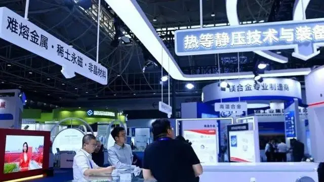 Трое мужчин стоят на стенде в выставочном центре 12 октября 2024 года