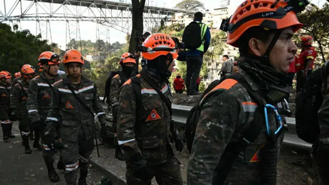 Спасатели прибывают на место аварии 