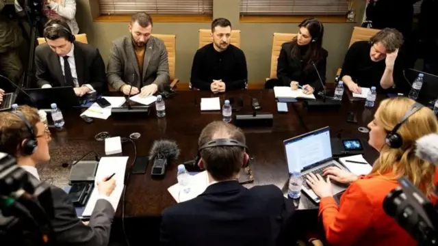 «Никого не оскорблял». Почему Зеленский не будет извиняться перед Трампом 1 0c879af0 f815 11ef 8dde aff9d405c81c.jpg BBC News Русская служба Зеленский-Трамп