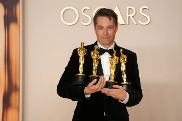 Шон Бейкер держит в руках статуэтки «Оскара»