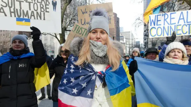 Что говорят о перспективах переговоров с Зеленским в США, Европе и России 3 Женщина на демонстрации в Чикаго