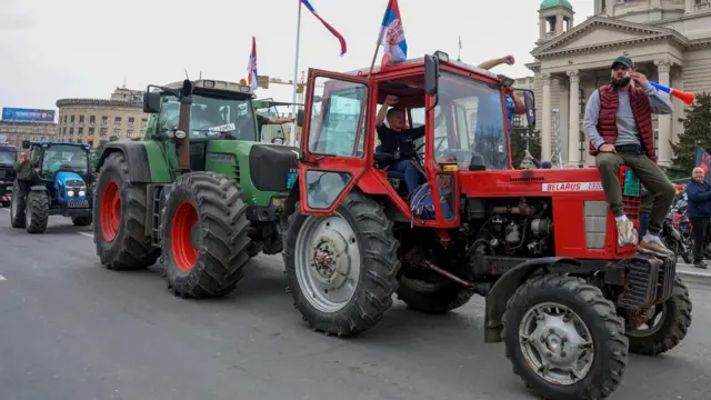 Тракторы в Белграде у здания парламента Сербии.