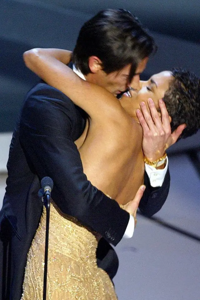 Тот самый поцелуй 2003 года, который решила воспроизвести актриса в этот раз