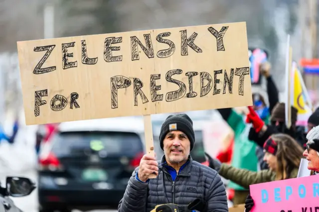 Вермонт. Протестующий с плакатом «Зеленского в президенты»