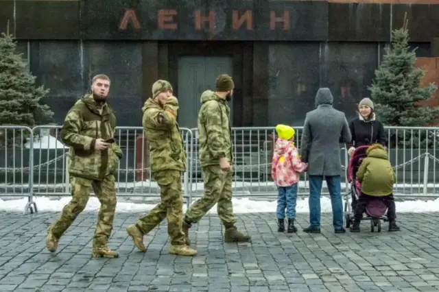 Участники ДШРГ «Русич» гуляют по Красной площади в Москве. Март 2023 года