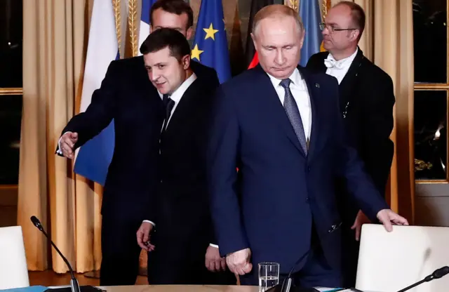 Президент Украины Владимир Зеленский и президент России Владимир Путин на встрече в Елисейском дворце 9 декабря 2019 года в Париже.