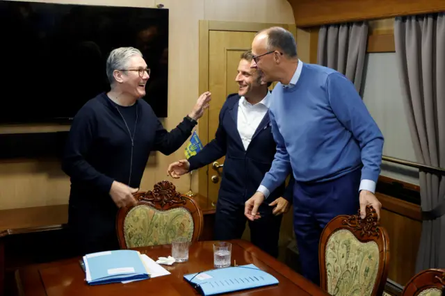 Стармер, Макрон и Мерц садятся за стол
