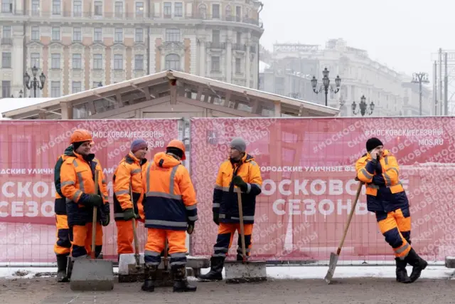 Коммунальные службы Москвы расчищают снег. Фото 2022 года