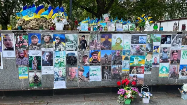 «Осторожный оптимизм». На украинском фронте с надеждой смотрят на переговоры с Россией 5 Мемориальная доска