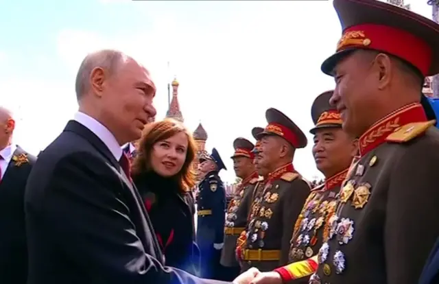 Путин и высокопоставленные военные из КНДР