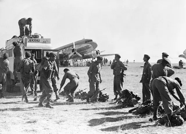 Индийские солдаты высаживаются в Кашмире в ноябре 1947 года