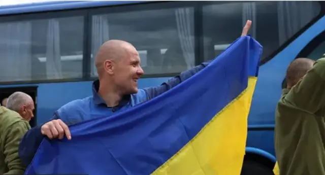 Украинский военный с флагом