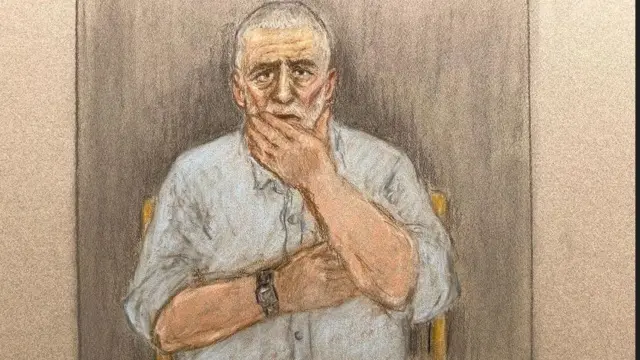Судебный рисунок, на котором изображен 68-летний Питер Салливан в голубой рубашке и с седыми волосами, прижимающий руку к лицу.