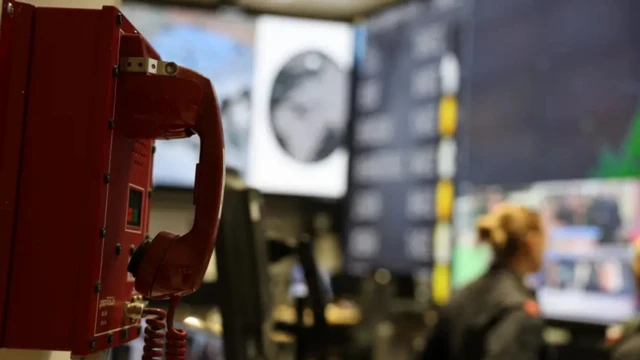«Мы называем это зеленым колониализмом». Как сверхдержавы борются за контроль над Арктикой 6 Красный телефон архаичного вида