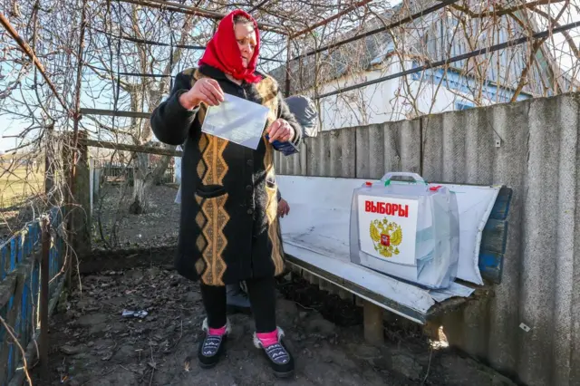 женщина во дворе своего дома с бюллетенем