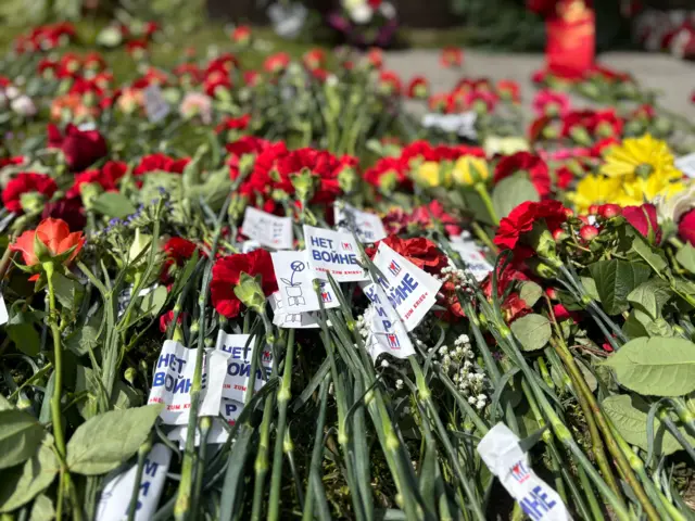 Европа отмечает 80-летие окончания Второй мировой войны на континенте: фотогалерея 20 Антивоенные мероприятия в Трептов парке, 8 мая 2025