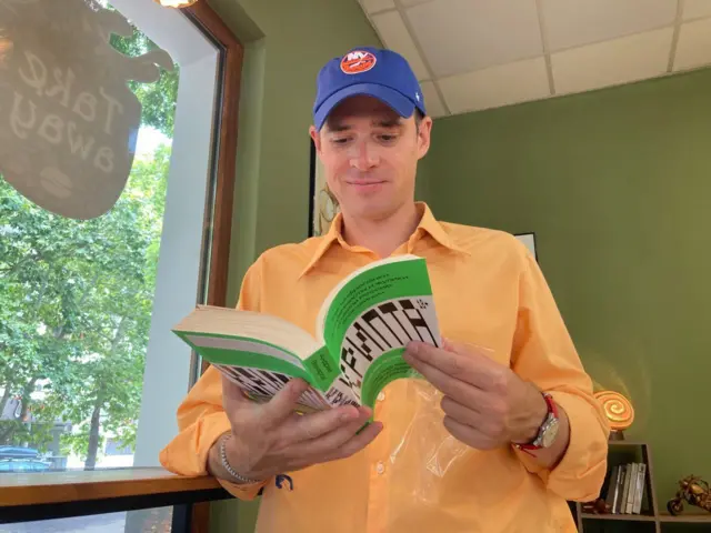 Журналист Андрей Захаров с книгой про криптовалюту
