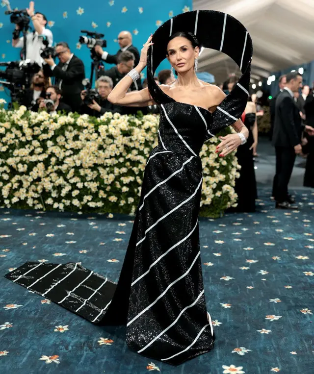 Деми Мур на гала-вечере 2025 Met Gala «Superfine: Tailoring Black Style» в Метрополитен-музее 05 мая 2025 года (Нью-Йорк, США) 