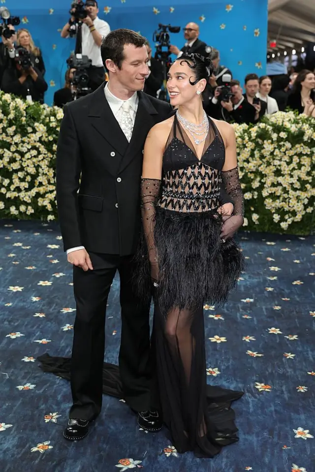 Ду Липа и Каллум Тернер на гала-вечере 2025 Met Gala «Superfine: Tailoring Black Style» в Метрополитен-музее 05 мая 2025 года (Нью-Йорк, США) 
