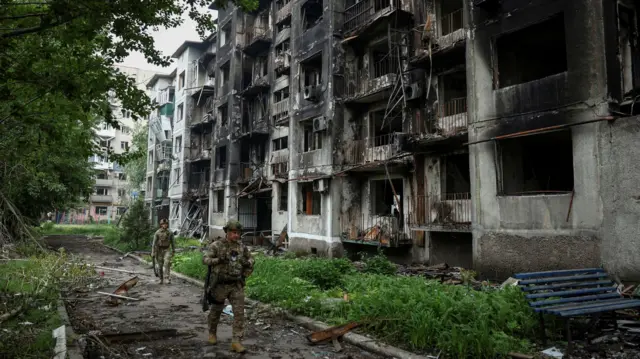 Военнослужащие ВСУ в Покровске, к которому пытаются пробиваться российские войска