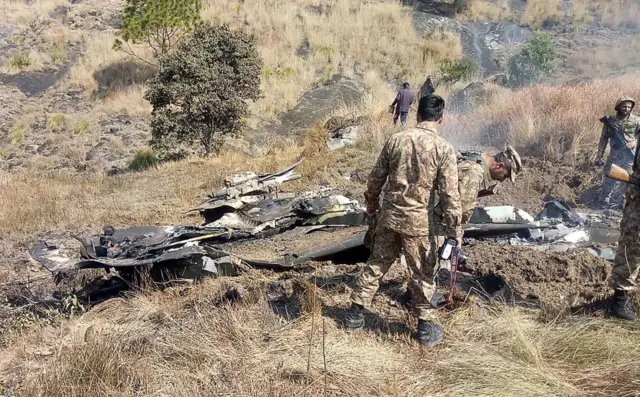 Пакистанские военные изучают обломки индийского истребителя, февраль 2019 года