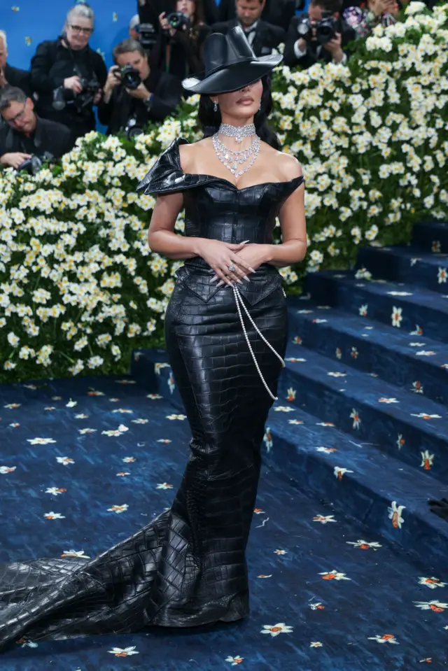 Ким Кардашьян на гала-вечере 2025 Met Gala «Superfine: Tailoring Black Style» в Метрополитен-музее 05 мая 2025 года(Нью-Йорк, США) 