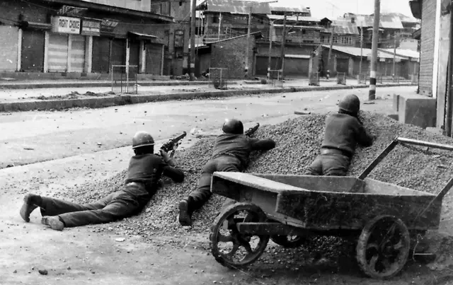 Индийские полицейские в центре Сринагара, 1989 год