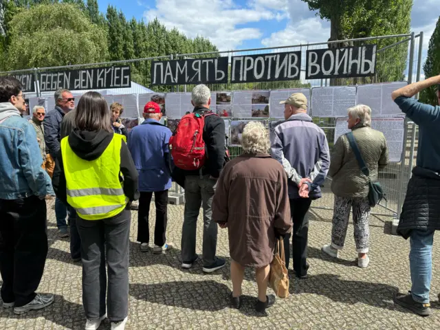 Европа отмечает 80-летие окончания Второй мировой войны на континенте: фотогалерея 19 Антивоенные мероприятия в Трептов парке