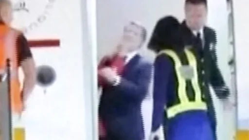 Пощечина или «просто дурачились»? Макрон объяснил видео, где жена толкает президента в лицо 2 p0ldkr5f.jpg Новости BBC Брижит Макрон