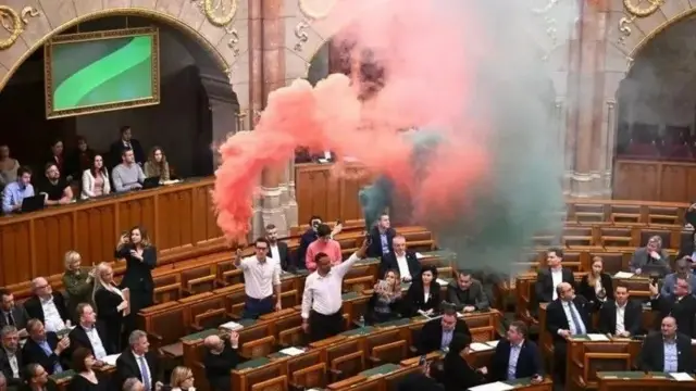 Оппозиционные депутаты жгут в парламенте сигнальные факелы