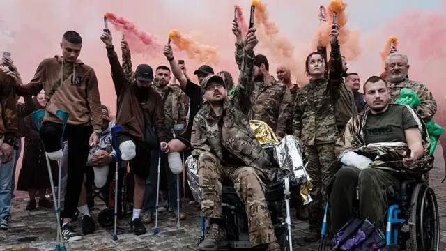 Военные, ветераны и родственники на Лычаковском кладбище чтят память погибших воинов, май 2025 года