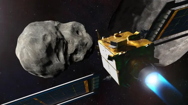 На иллюстрации изображен космический аппарат NASA Double Asteroid Redirection Test (DART) перед столкновением с двойной астероидной системой Дидимос