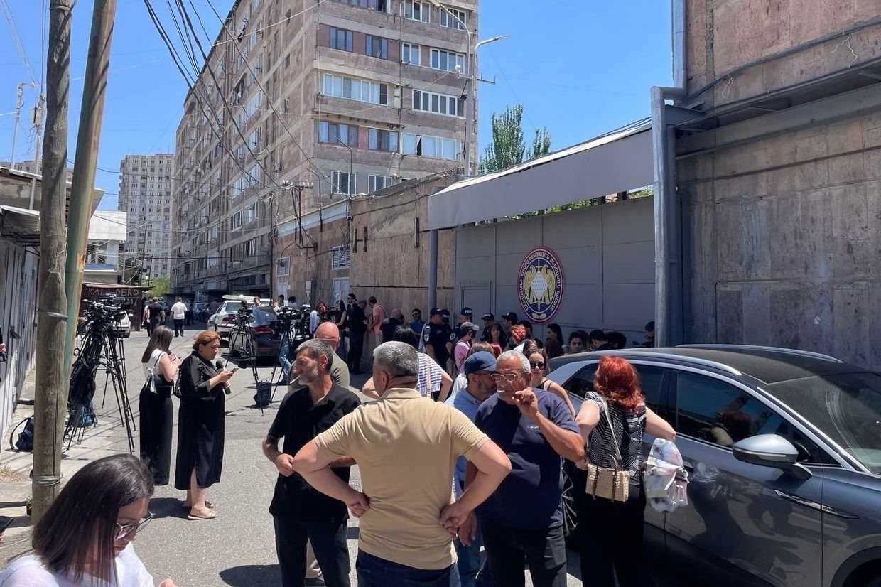 Армения проводит обыски в домах оппозиционных деятелей и задерживает архиепископа Галстаняна за подготовку "терактов и переворота" 2 2 новости Армения, Архиепископ Баграт Галстанян, Баграт Галстанян, обыски, тавушская область