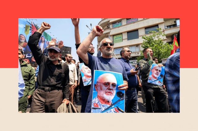 Люди держат фотографии генерал-майора Голама Али Рашида, старшего командира Корпуса стражей Исламской революции Ирана (КСИР), во время протеста в центре Тегерана 13 июня 2025 года.