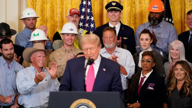 Трамп свез «простых рабочих людей» в Белый дом в четверг, чтобы убедить Сенат побыстрее принять его «Большой и Прекрасный Закон» до 4 июля