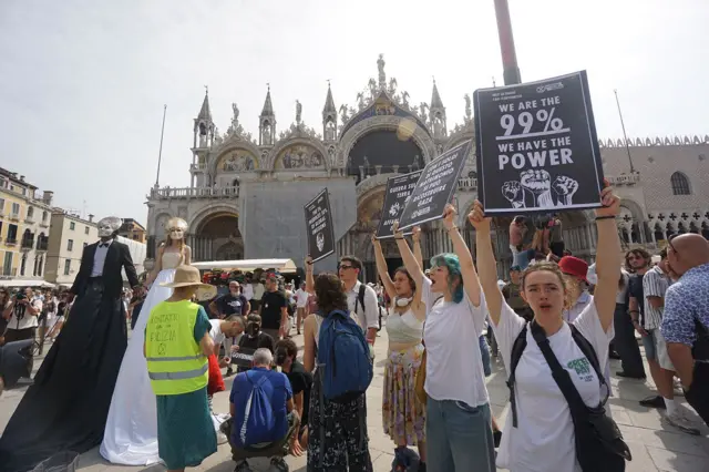 Протестующие в Венеции с плакатами "We are the 99% We have the power". 