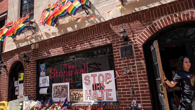 Вид на Stonewall Inn с улицы в Нью-Йорке 24 июня 2016 года