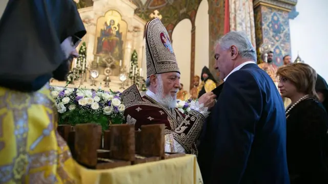 В сентябре 2024 года Католикос Гарегин II наградил Самвела Карапетяна новым высшим орденом Армянской Апостольской церкви — «Сурб Эчмиадзин» («Святой Эчмиадзин»)