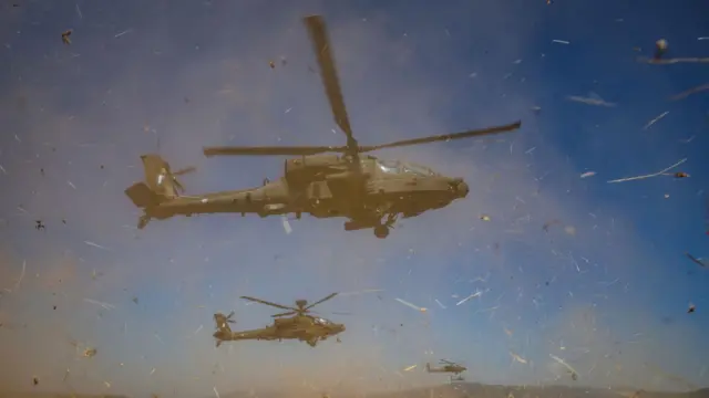 Американские вертолеты Apache на учениях LIVEX в Греции, июнь 2025