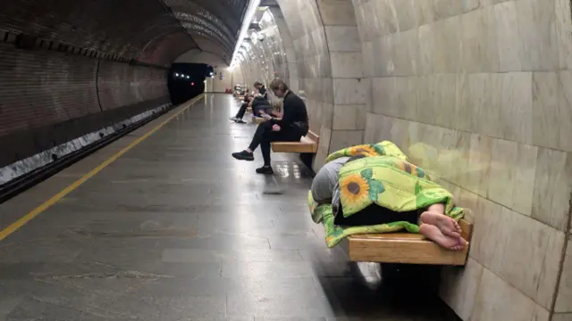 Люди ночуют в метро, Киев