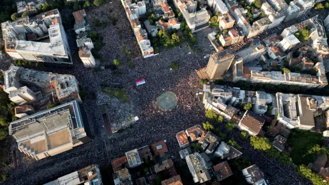 На фото с дрона видна площадь и сходящиеся на ней улицы, заполненные людьми