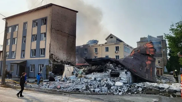 Последствия российских ударов по Киеву, нанесенных 10 июня