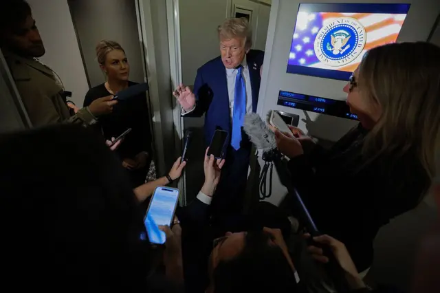 Трамп говорит с журналистами